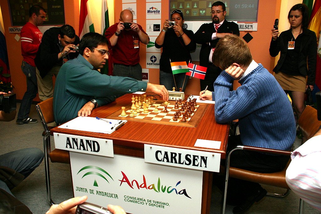 Carlsen vs Anand jugando un torneo de ajedrez